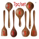 Zestaw przyborów kuchennych z naturalnego drewna tekowego: łyżka, chochla, łopatka, długa durszlaczka do ryżu, łyżka do zupy, łyżki do gotowania, szufelka, narzędzia kuchenne.