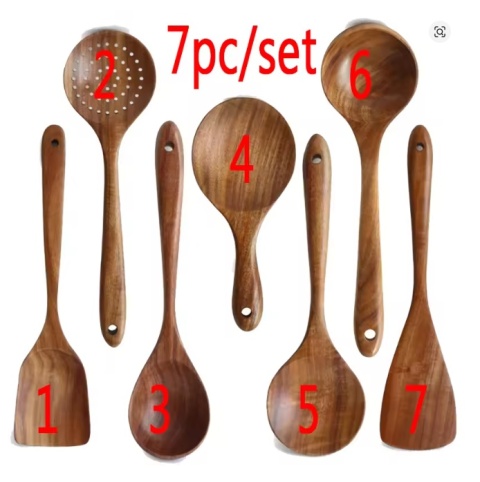 Zestaw przyborów kuchennych z naturalnego drewna tekowego: łyżka, chochla, łopatka, długa durszlaczka do ryżu, łyżka do zupy, łyżki do gotowania, szufelka, narzędzia kuchenne.