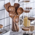 Zestaw przyborów kuchennych z naturalnego drewna tekowego: łyżka, chochla, łopatka, długa durszlaczka do ryżu, łyżka do zupy, łyżki do gotowania, szufelka, narzędzia kuchenne.