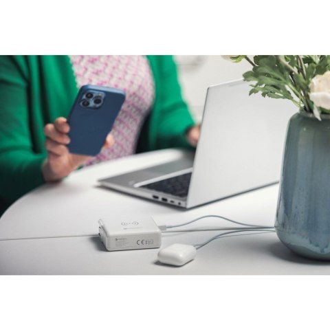 Wielofunkcyjna ładowarka Forcell F-Energy 4w1 2 x USB A + USB C 15W + power bank 8000mAh + ładowanie bezprzewodowe biała
