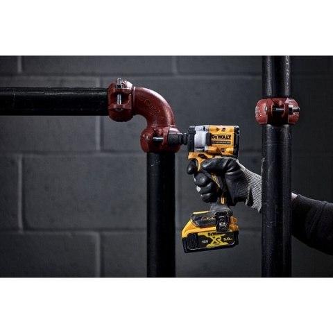 Akumulatorowy klucz udarowy 1/2" 406Nm, Li-Ion 18V/2x5,0Ah, Tstak, Lanyard Ready - DeWALT DCF921P2LRT-XJ