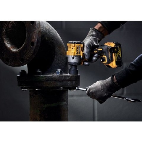 Akumulatorowy klucz udarowy 1/2" 406Nm, Li-Ion 18V/2x5,0Ah, Tstak, Lanyard Ready - DeWALT DCF921P2LRT-XJ